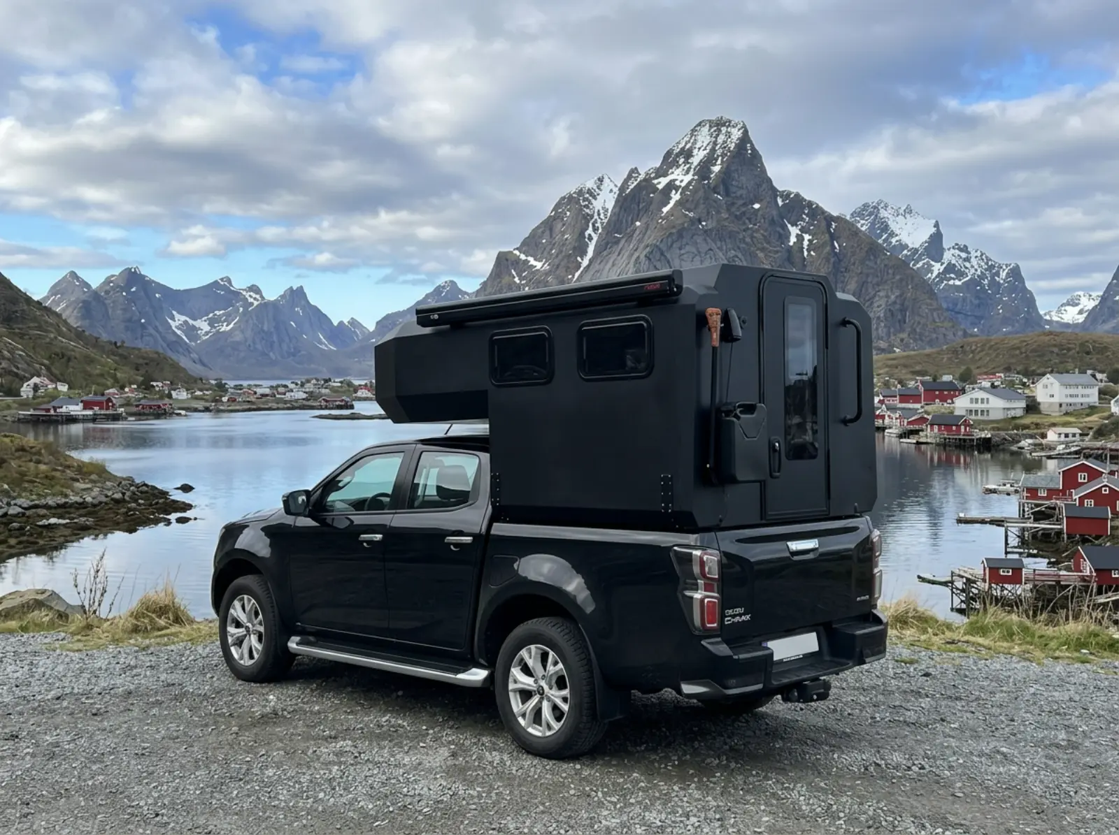 Isuzu D-Max med campermodul vid en skandinavisk sjö