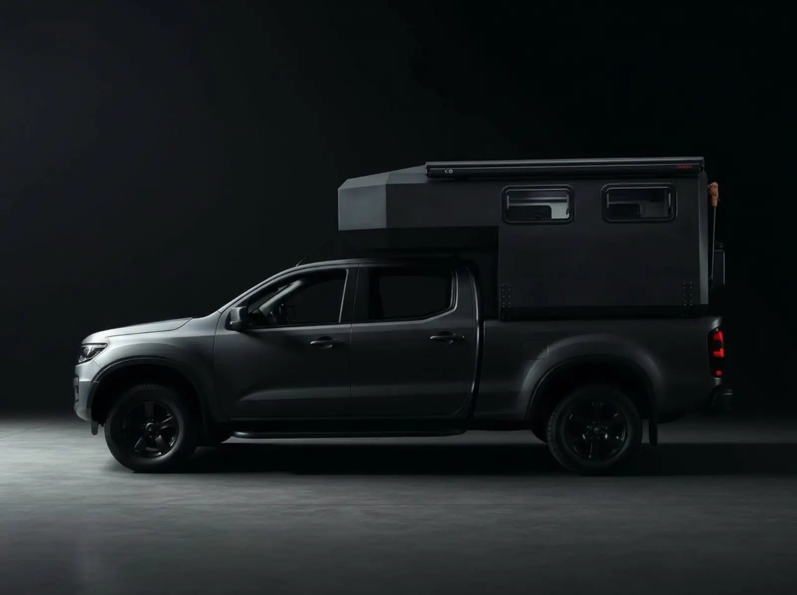 Off-road campingtrailer i skandinavisk natur